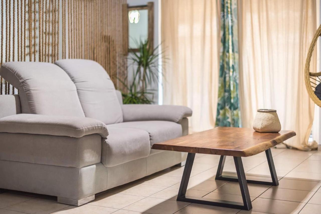 Athenian Home Luaran gambar