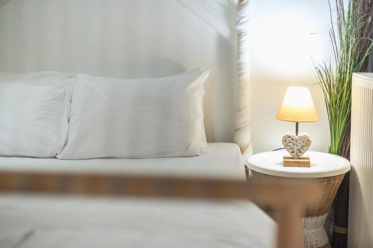 Athenian Home Luaran gambar